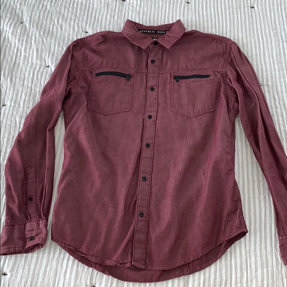 Good condition men’s medium dress shirt!